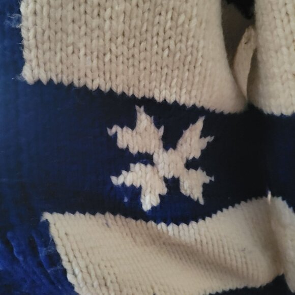 Vintage Hand-Knit Wool Cardigan With Snowflake Pattern & Zipper - Picture 3 of 4